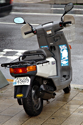 配達に使われるバイクには外からよく見える位置に、カーボンオフセットのステッカーを貼付けています